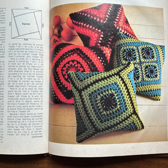 Set of 2 Vintage Yarn Crafting Books 1970’s - Picture 12 of 13